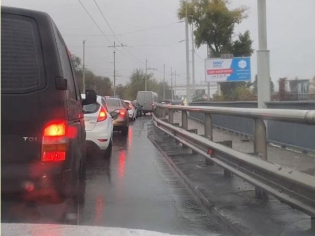 Запорожье «стоит»: на плотине начался новый ремонт дороги (ВИДЕО)