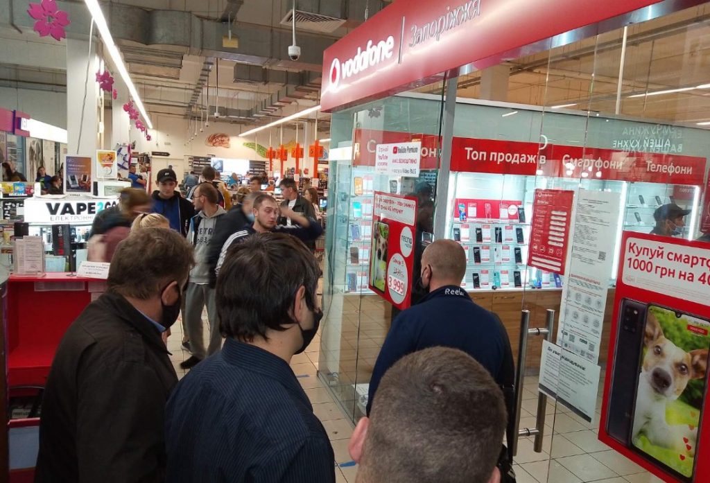 В Запорожье в торговом центре мужчина проломил голову девушке-продавцу (ФОТО)