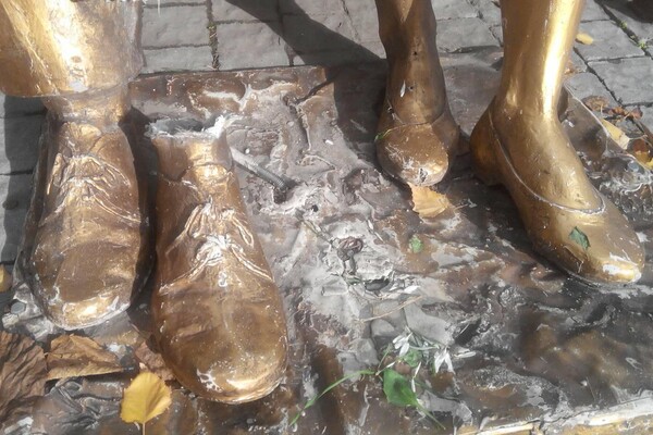 В Запорожье вандалы разбили памятник родителям в сквере Театрельном (ФОТО)