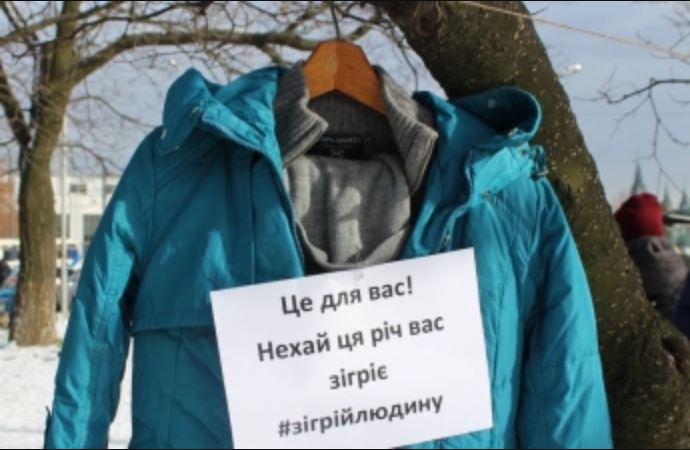 В Запорожской области в парке на деревьях развесили вещи (ФОТО)