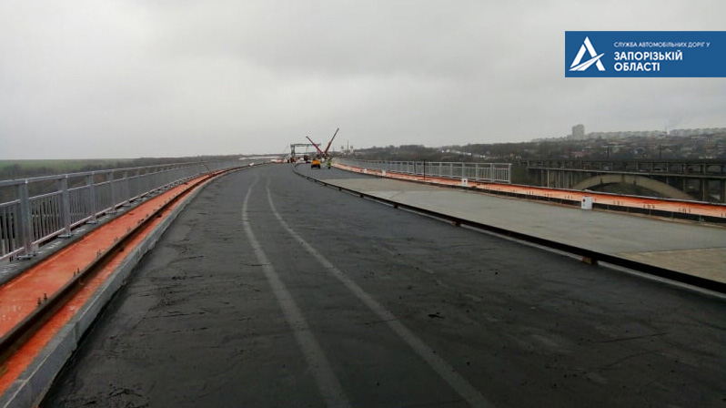 В Запорожье начали укладку нового асфальта на мосту (ФОТО)