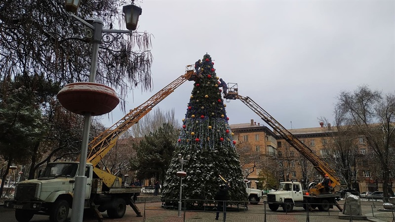 В Запорожье начали устанавливать главный новогодний атрибут (ФОТОФАКТ)