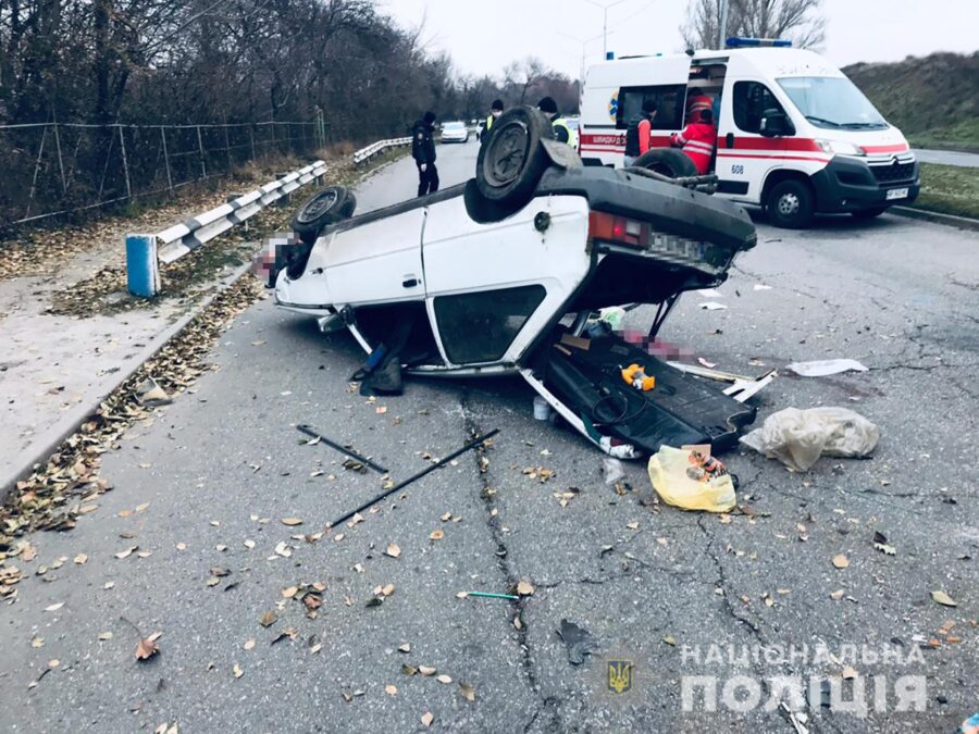 В Запорожье на Каширском шоссе перевернулось авто: пострадали три девочки (ФОТОФАКТ)