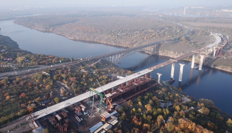 В Запорожье на новом мосту через Днепр установили освещение (ФОТО)