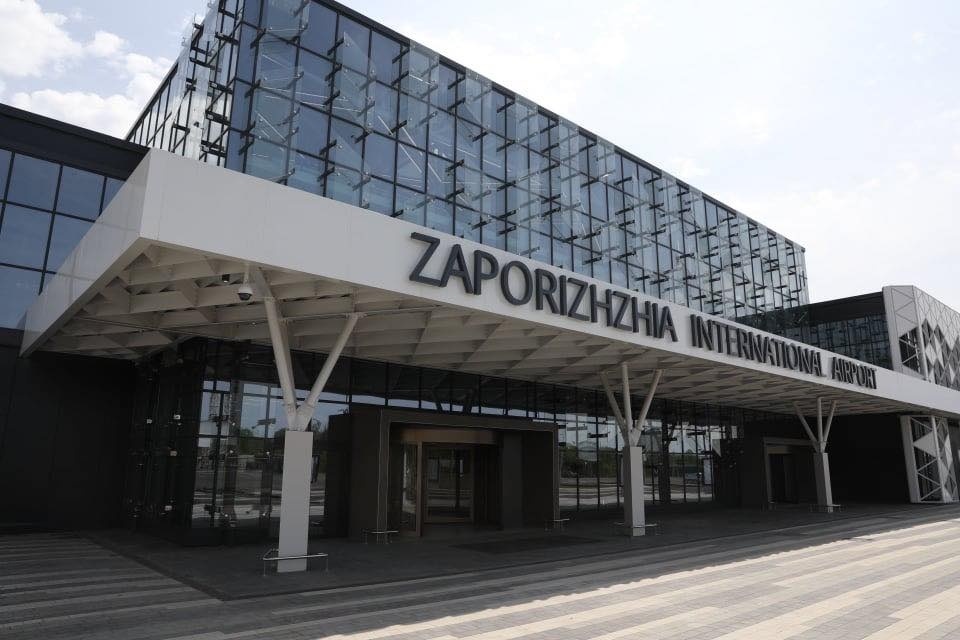 Из запорожского аэропорта снова перенесли запуск рейсов: подробности (ФОТО)