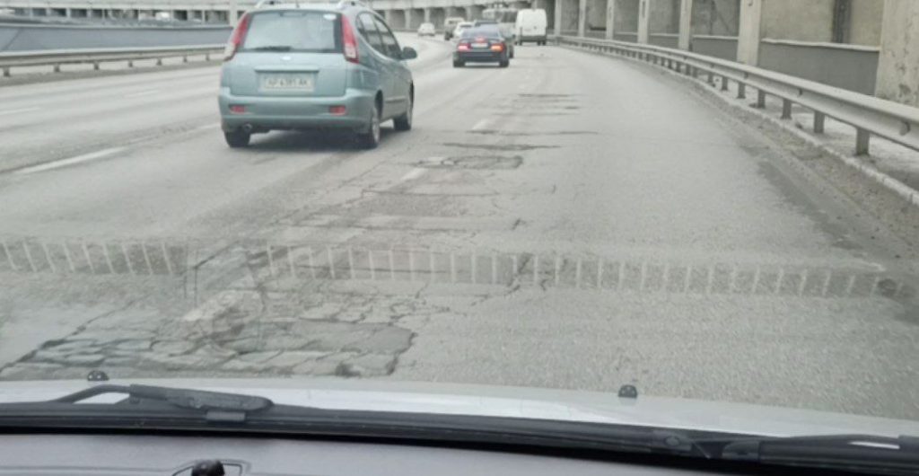 В Запорожье снова разрушается дорожное покрытие на плотине (ВИДЕО)