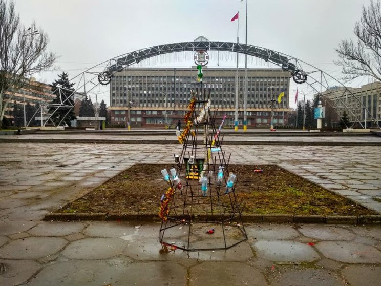 На центральной площади в Запорожье разобрали ёлку из противогазов (ФОТО)