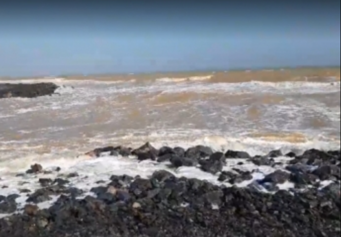 В Кирилловке снова засыпало песком промоину между морем и лиманом (ВИДЕО)