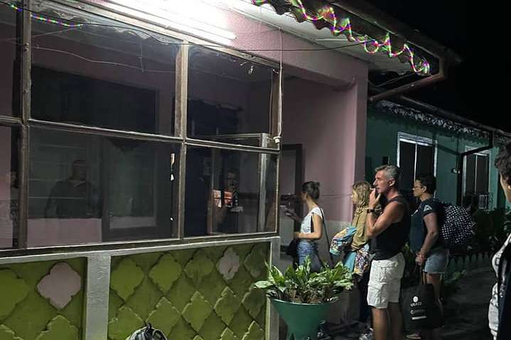 "Давка и обморочные состояния": среди пассажиров, застрявших на Занзибаре, есть запорожанка (ФОТО)