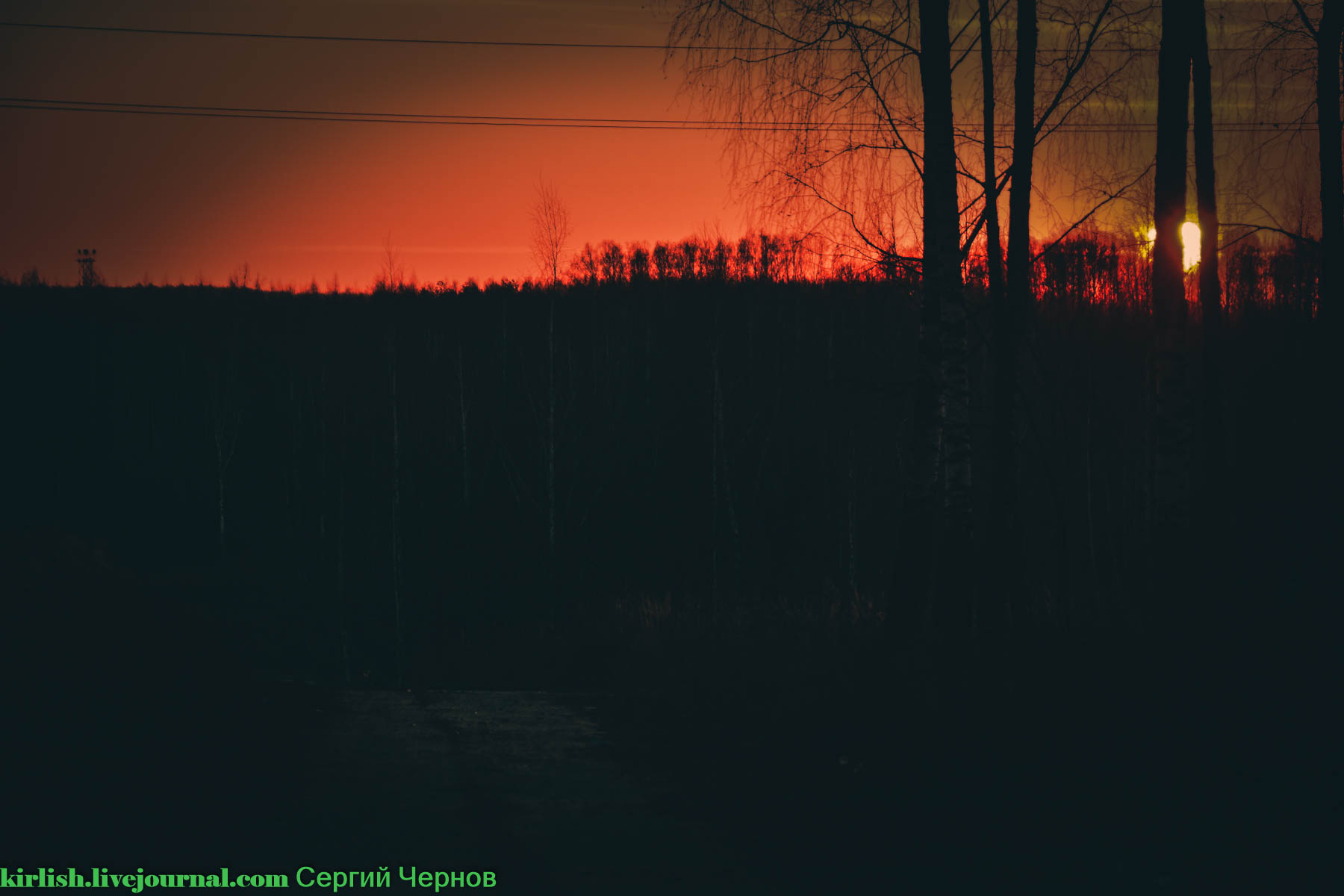 "Кровавое" солнце: запорожский фотограф запечатлел впечатляющий рассвет над Хортицей (ФОТО)