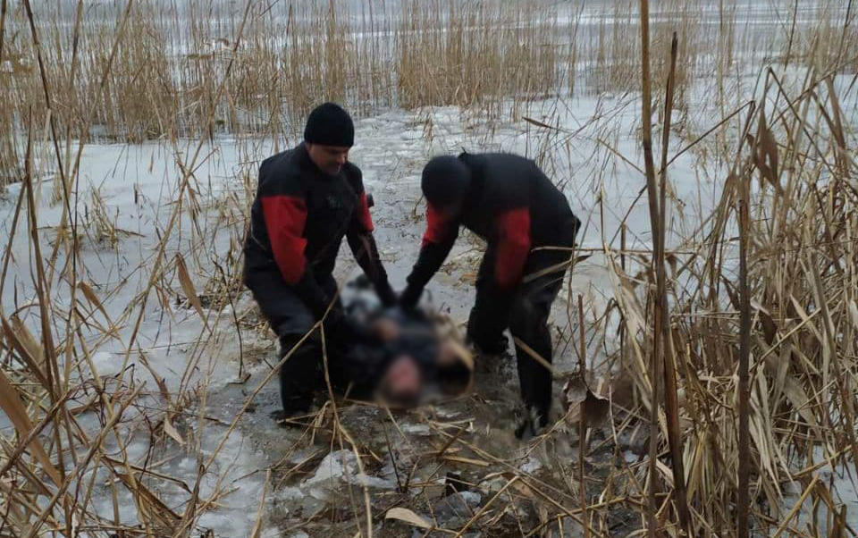 Под Запорожьем спасатели достали из реки тело мужчины: подробности 1 Под Запорожьем спасатели достали из реки тело мужчины: подробности