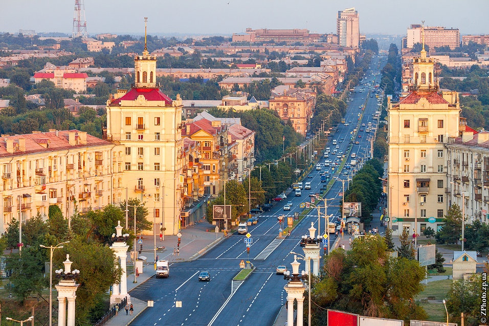 На центральном проспекте Запорожья разрушается дом (ФОТО)