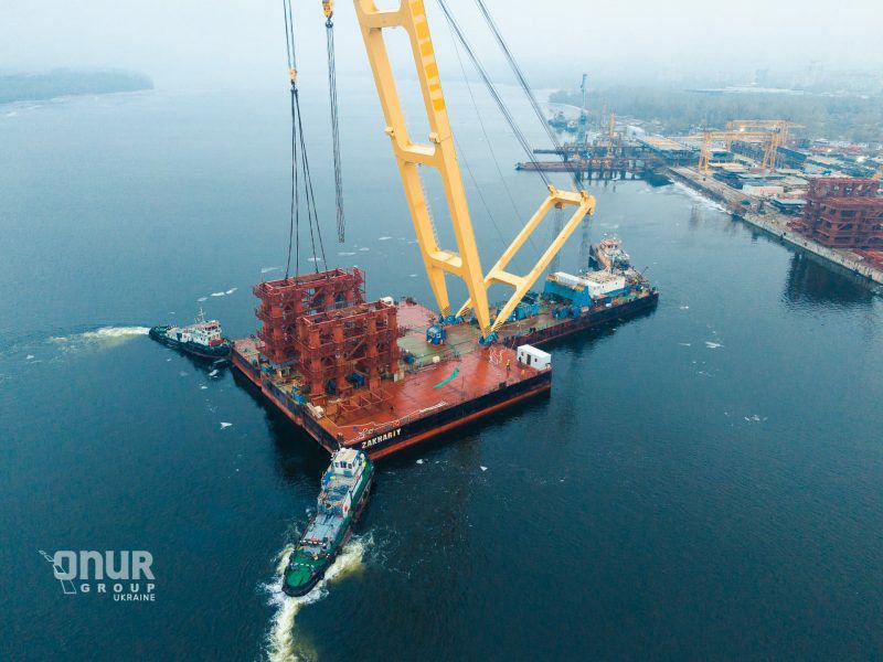 Вид сверху: в Запорожье показали работу плавкрана "Zakhariy" на воде с высоты (ФОТО)