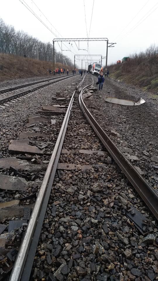 Поезд с пассажирами, следовавший в Запорожье, сошел с рельсов: появились подробности (ФОТО)