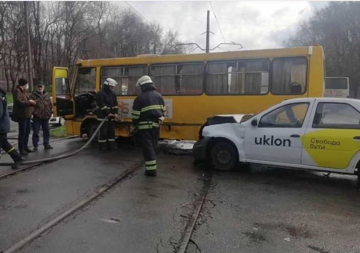 В Запорожье столкнулись маршрутка и такси: серьезно пострадали люди (ФОТО)