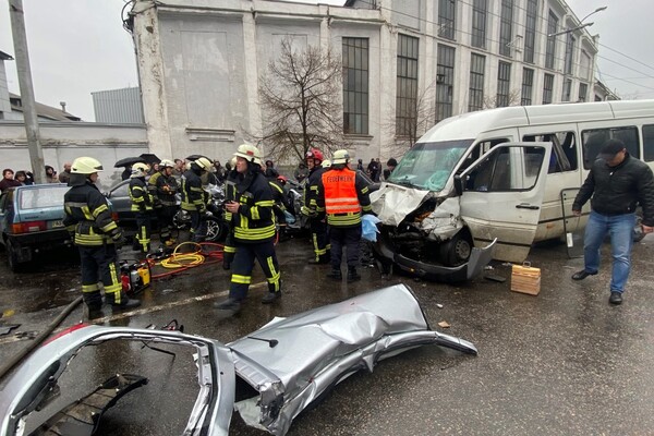 В Запорожье произошло масштабное ДТП: есть погибшие и пострадавшие (ФОТО) 3 В Запорожье произошло масштабное ДТП: есть погибшие и пострадавшие (ФОТО)