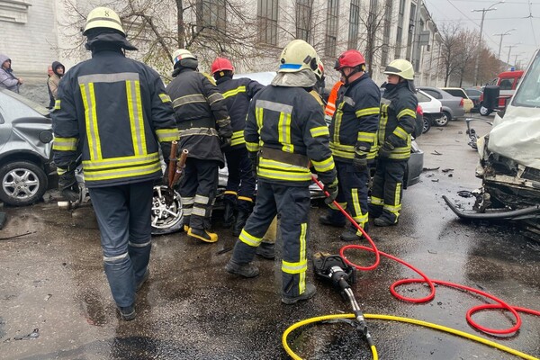 В Запорожье произошло масштабное ДТП: есть погибшие и пострадавшие (ФОТО) 6 В Запорожье произошло масштабное ДТП: есть погибшие и пострадавшие (ФОТО)