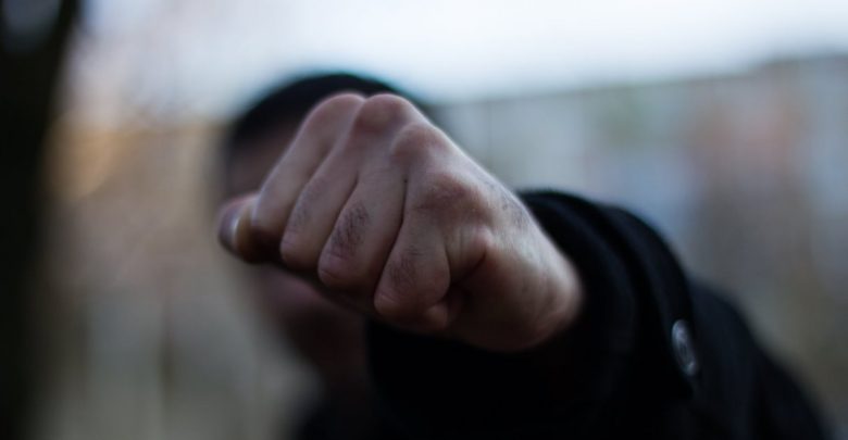 В Запорожье агрессивный мужчина побил полицейского: ему грозит тюрьма (ФОТО)