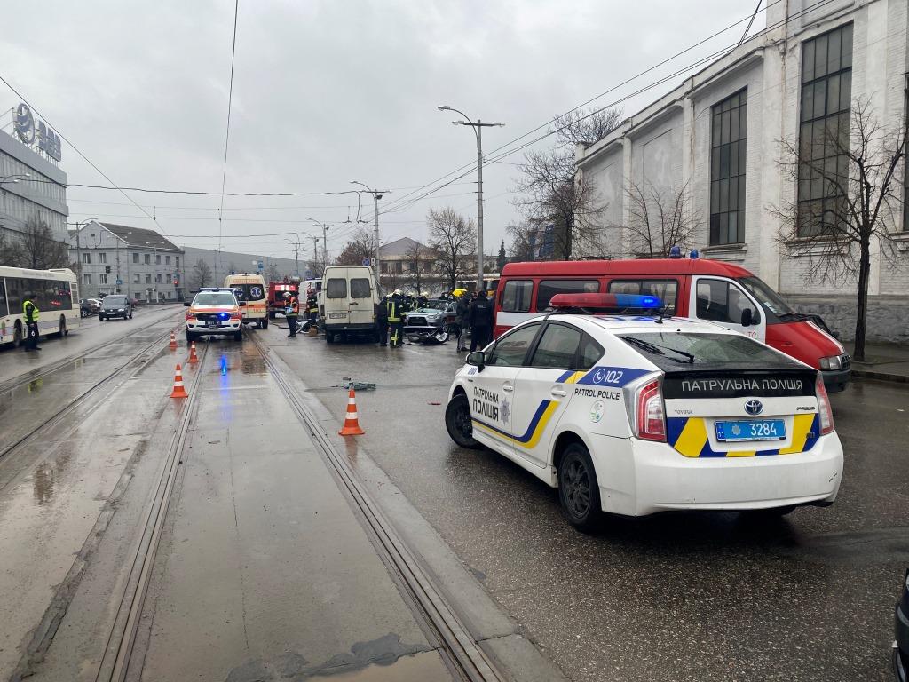 В Запорожье произошло масштабное ДТП: есть погибшие и пострадавшие (ФОТО) 7 В Запорожье произошло масштабное ДТП: есть погибшие и пострадавшие (ФОТО)