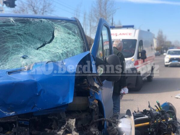 Люди перелетели через микроавтобус: в Бердянске байкеры попали в жуткое ДТП (ВИДЕО)