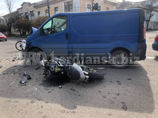 Люди перелетели через микроавтобус: в Бердянске байкеры попали в жуткое ДТП (ВИДЕО)