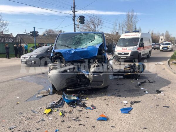 Люди перелетели через микроавтобус: в Бердянске байкеры попали в жуткое ДТП (ВИДЕО)