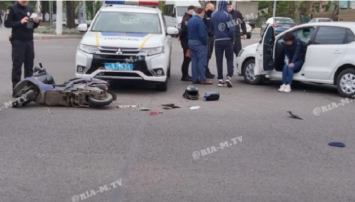 В Мелитополе скутерист влетел в иномарку: появилось видео столкновения