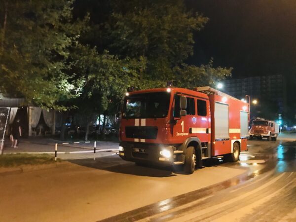 В Запорожье 32 спасателя тушили пожар в ресторане: посетителей эвакуировали (ФОТО)