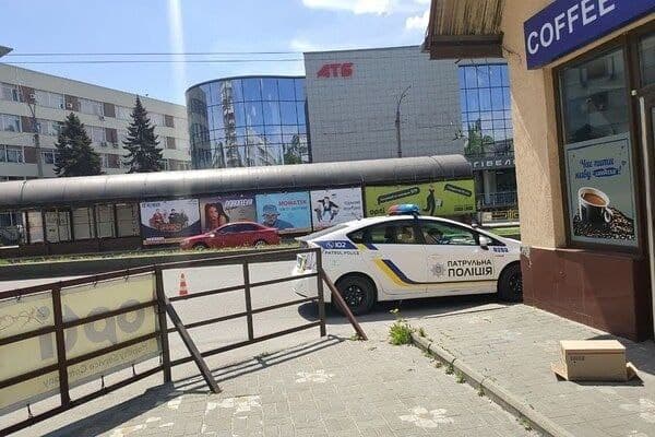 На центральном проспекте Запорожья маршрутка влетела в подземный переход (ФОТО)