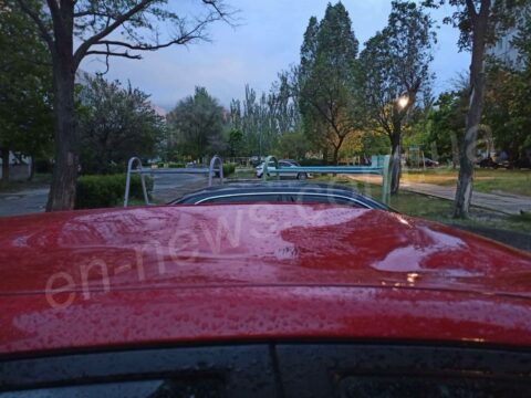 В Энергодаре мужчина прыгал по крышам автомобилей (ФОТО)
