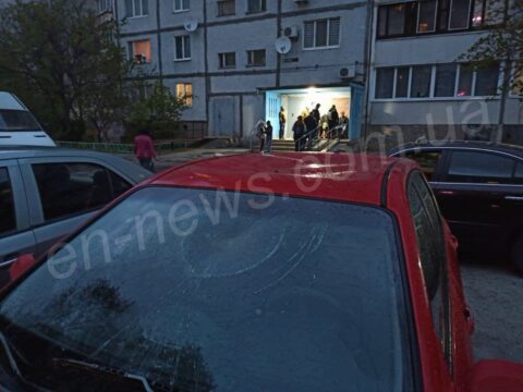 В Энергодаре мужчина прыгал по крышам автомобилей (ФОТО)