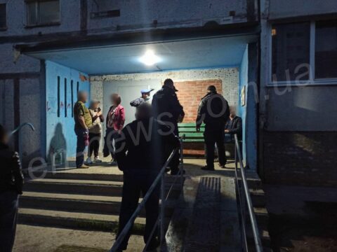 В Энергодаре мужчина прыгал по крышам автомобилей (ФОТО)