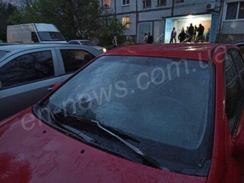 В Энергодаре мужчина прыгал по крышам автомобилей (ФОТО)