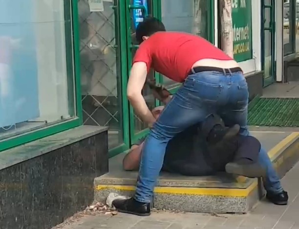 В Запорожье возле центрального рынка заметили карманного вора: подробности (ВИДЕО)