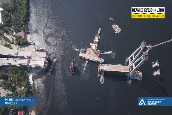 «Zakhariy» вернулся: в Запорожье прошел важный этап на строительстве мостов (ФОТО)
