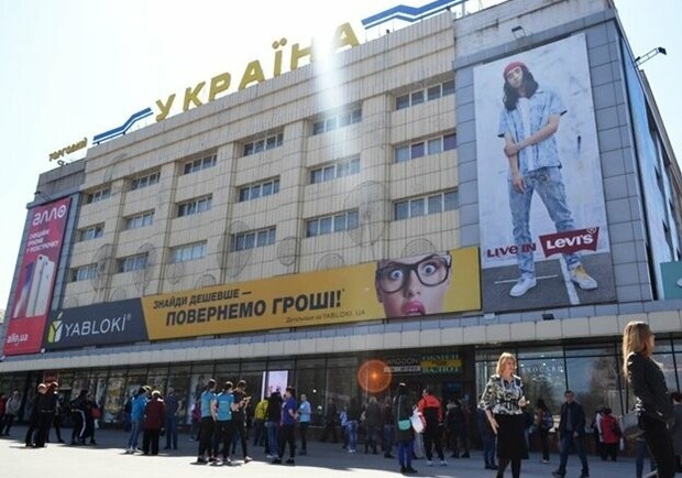Вертолет и миллион долларов: пьяный запорожец угрожал взорвать ТЦ "Украина"