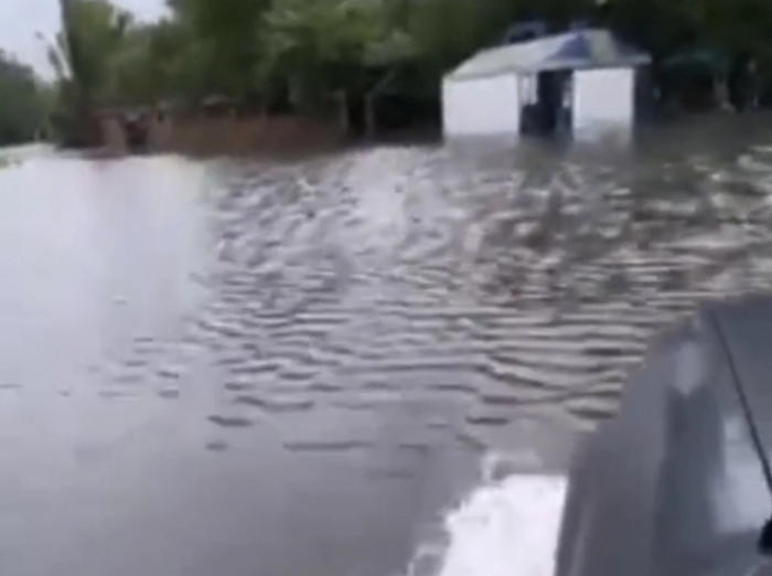 В Мелитополе после дождя "затонула" заправка (ВИДЕО)