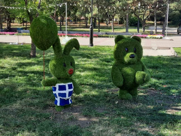 В Запорожье вандалы за ночь разгромили парк (ФОТОФАКТ)