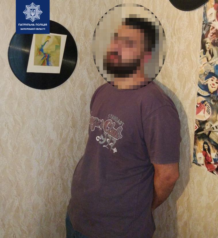 В Запорожье у агрессивного квартиранта копы обнаружили наркотики (ФОТО)