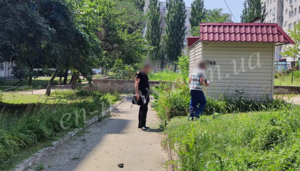 Громко косил траву: в Энергодаре мужчине выстрелили в голову (ФОТО-ВИДЕО)
