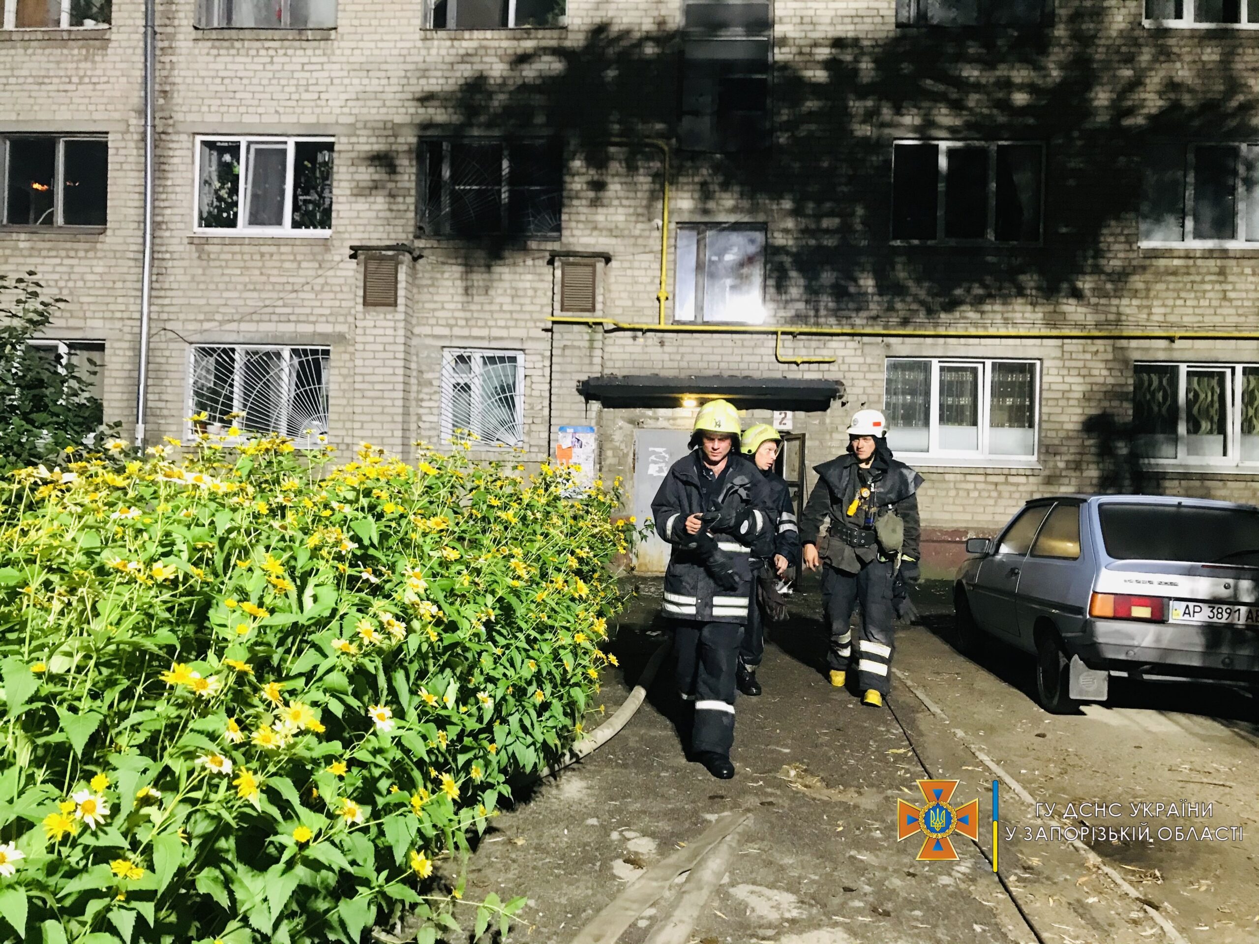 Из запорожской многоэтажки экстренно эвакуировали десятки жильцов (ВИДЕО, ФОТО)