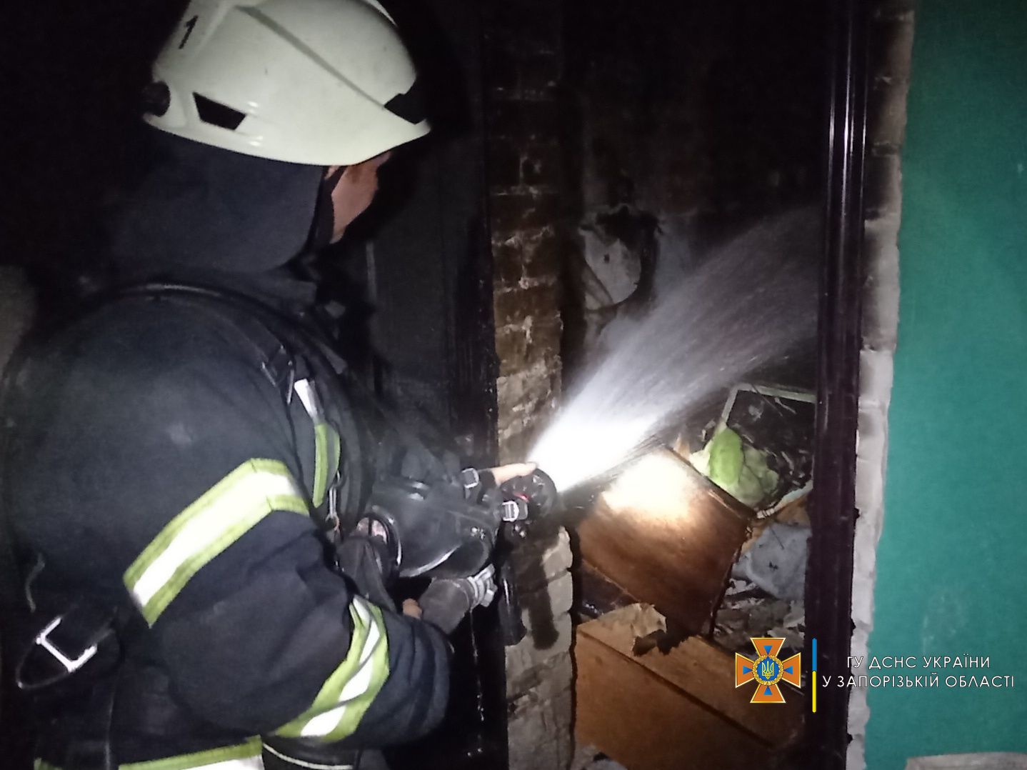 Из запорожской многоэтажки экстренно эвакуировали десятки жильцов (ВИДЕО, ФОТО)