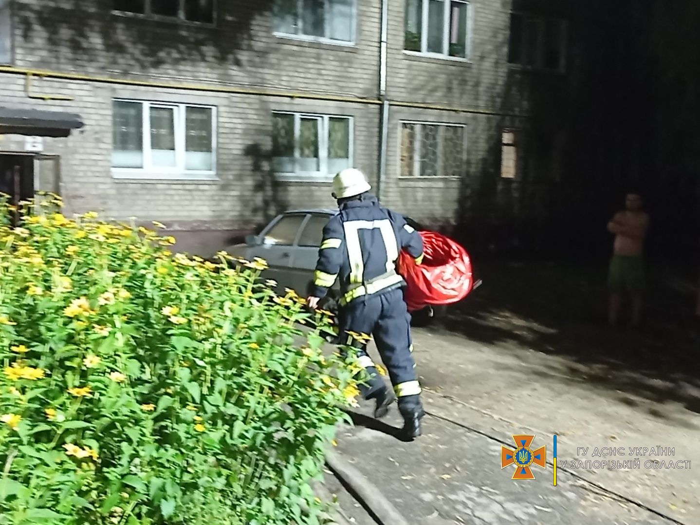 Из запорожской многоэтажки экстренно эвакуировали десятки жильцов (ВИДЕО, ФОТО)