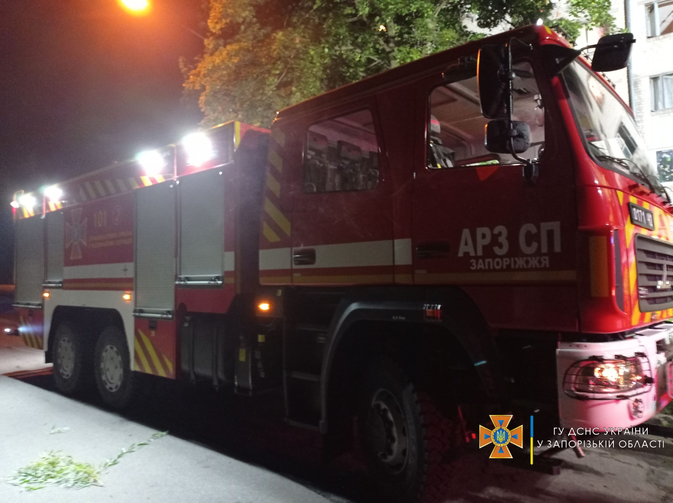 Из запорожской многоэтажки экстренно эвакуировали десятки жильцов (ВИДЕО, ФОТО)