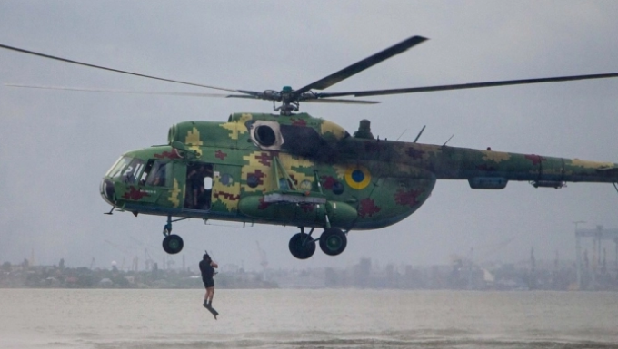 Над Азовским морем заметили военные вертолеты (ВИДЕО)