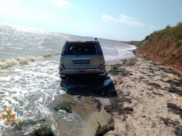 В Бердянском районе иномарка упала с обрыва в море (ФОТО)