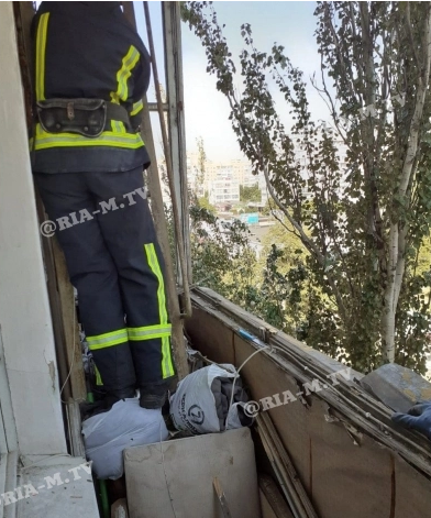 В Мелитополе балконная рама едва не рухнула на людей (ФОТО)