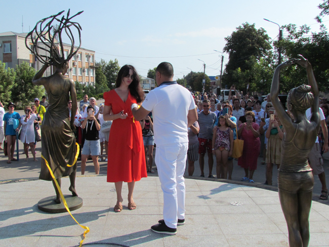 В Кирилловке заменили главный символ поселка: подробности (ФОТО)