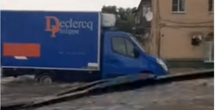 В Мелитополе во время ливня по дорогам плавали автомобили (ВИДЕО)