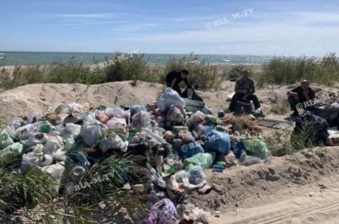 Заповедник на берегу Азовского моря туристы превратили в свалку (ФОТО)